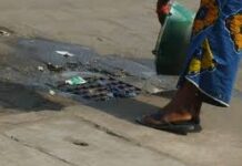 Assainissement urbain à Conakry : le gouvernorat frappe fort contre les déversements illégaux d’eaux usées