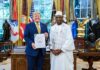 Diplomatie : l’Ambassadeur Ibrahim N’Daïry Diallo présente ses lettres de créance au Président Donald Trump