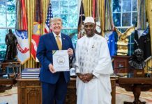 Diplomatie : l’Ambassadeur Ibrahim N’Daïry Diallo présente ses lettres de créance au Président Donald Trump