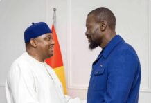 Guinée : Mamadi Doumbouya reçoit Adama Barrow, le gouvernement se réorganise et la CEDEAO change de direction.