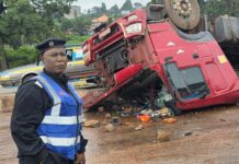 URGENT | MANÉAH : UN CAMION-REMORQUE SE RENVERSE SUR LE PONT ET PARALYSE LA CIRCULATION VERS CONAKRY